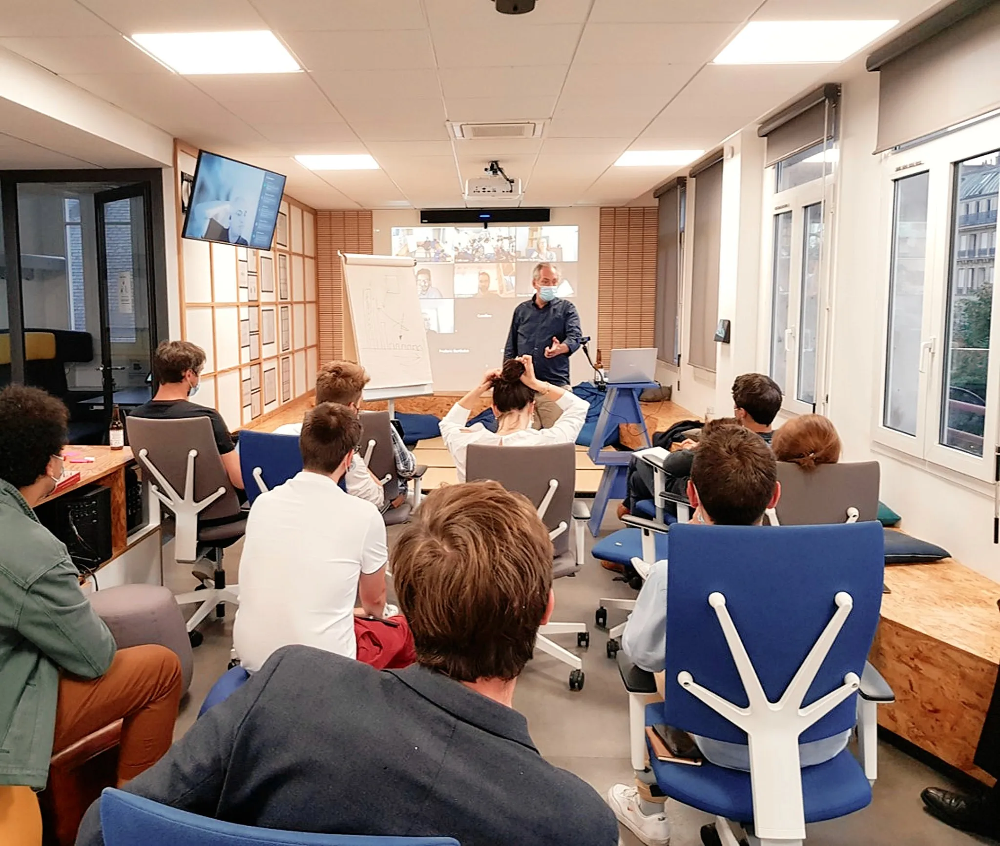 Participants suivant une présentation lors d’un événement de l’Institut Lean France