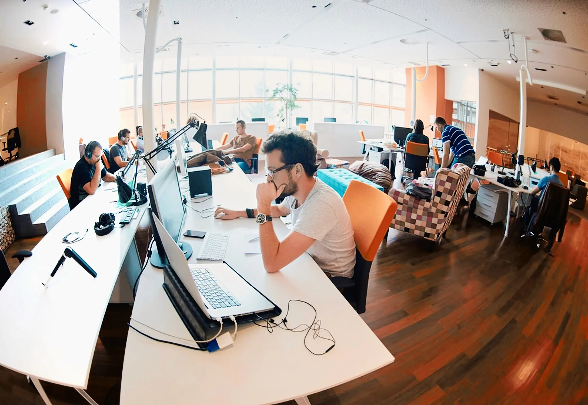 Équipes au travail dans un open space