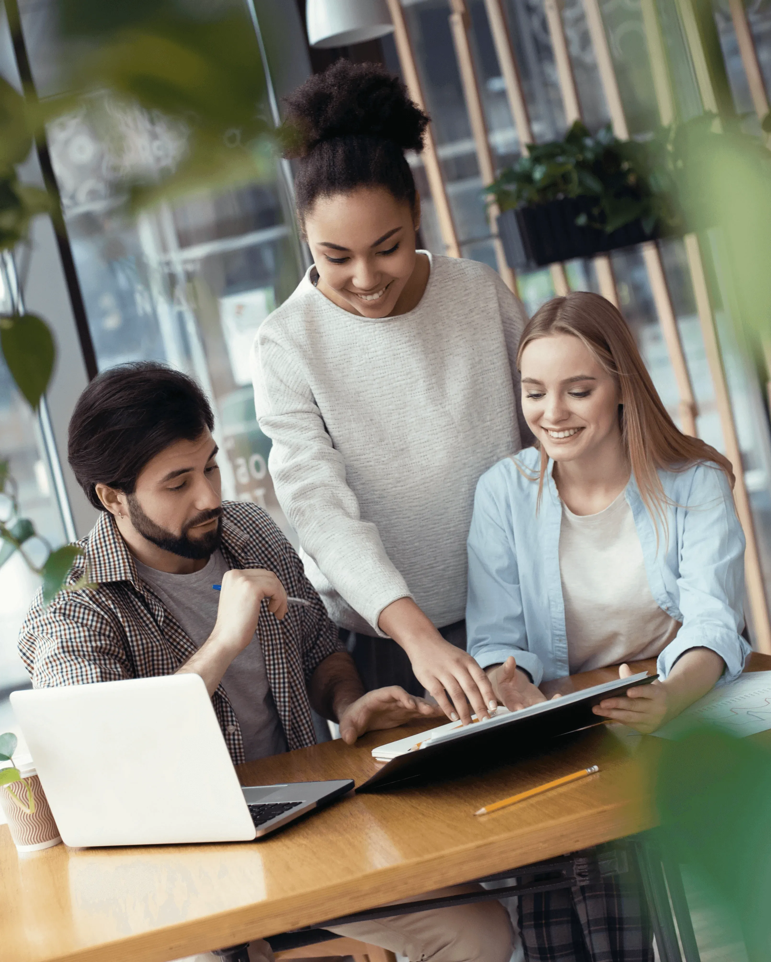 Équipe produit travaillant ensemble autour d’un document