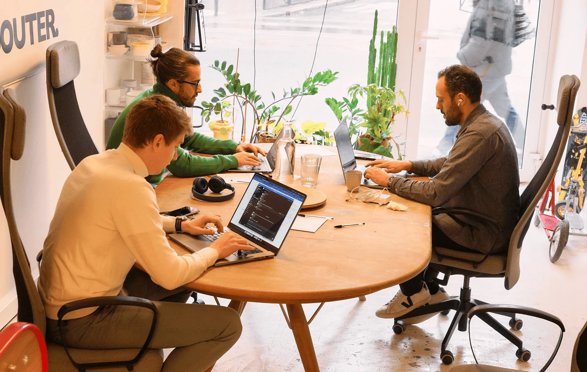 Développeurs au travail autour d’une table