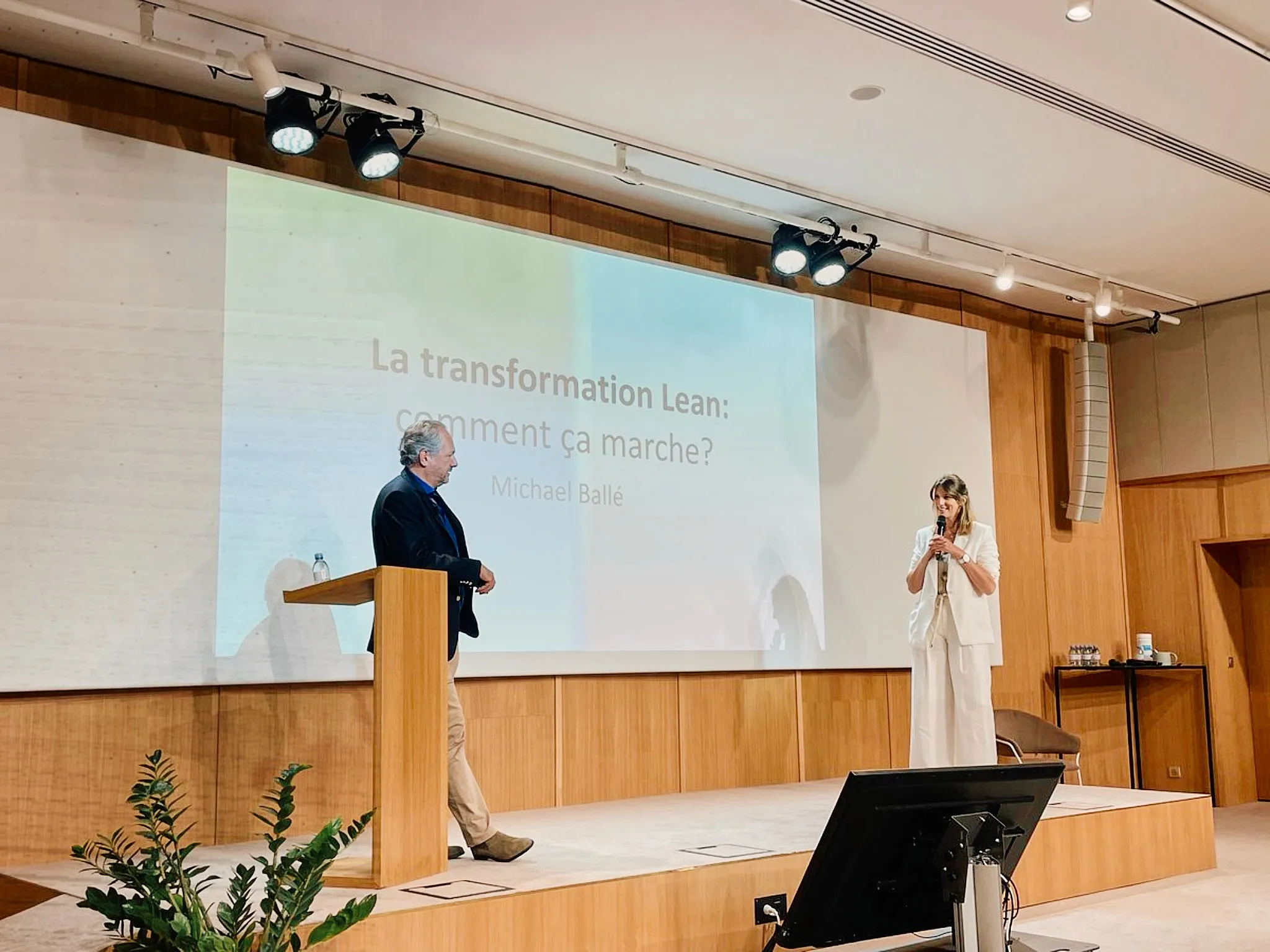 Michael Ballé présentant « La transformation Lean : comment ça marche ? » lors d’un événement de l’Institut Lean France