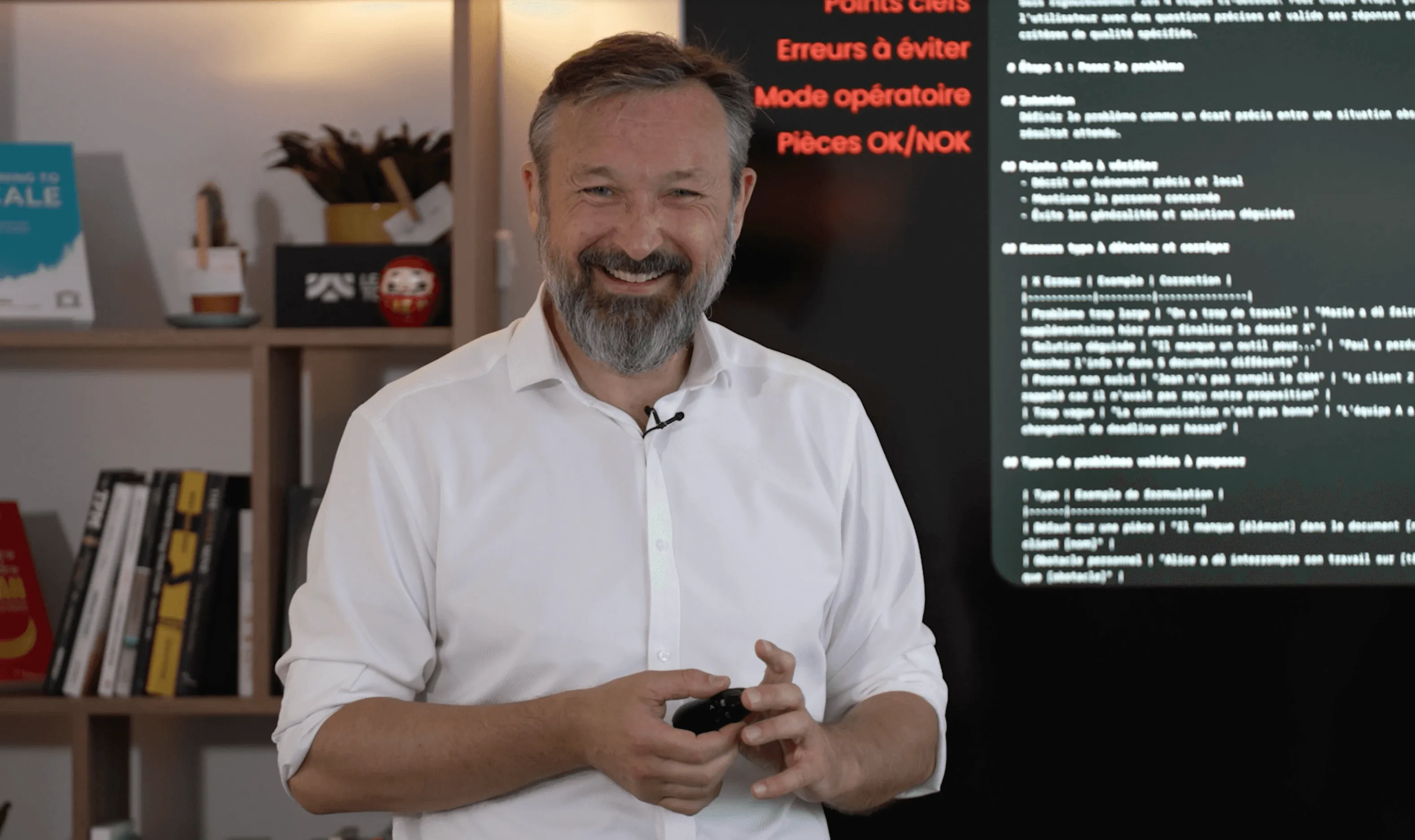 Formateur présentant un module vidéo du programme