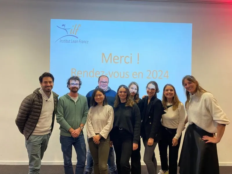Équipe de l’Institut Lean France devant le message « Merci ! Rendez-vous en 2024 »