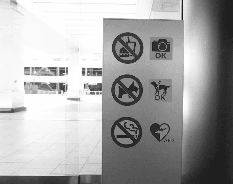 Panneau d’aéroport indiquant par pictogrammes ce qui est autorisé ou interdit